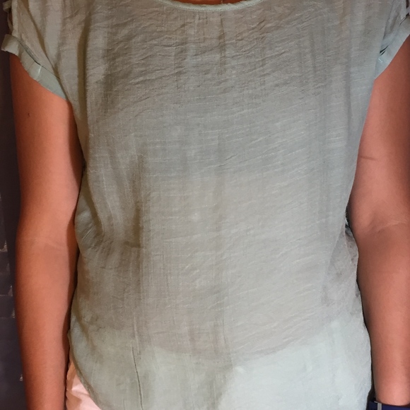 Lace button back Shirt - Picture 2 of 6